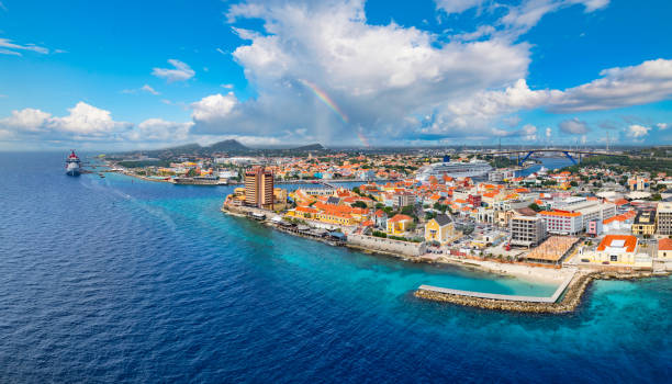 centro de willemstad, horizonte de curazao aéreo - puente de pontones queen emma fotografías e imágenes de stock