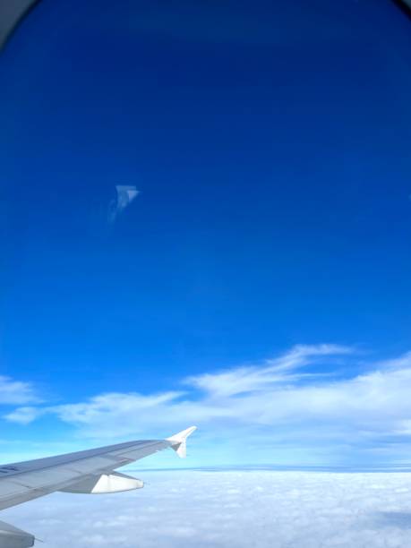 air plane wings in the middle of the sky - cloud mid air cloudscape aerial view imagens e fotografias de stock