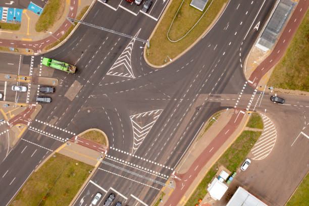 drone photography of multiple lane intersection with traffic during autumn day - multiple lane highway highway car field imagens e fotografias de stock