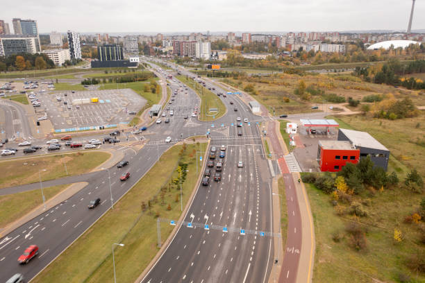 drohnenfotografie von mehrspuriger kreuzung mit verkehr während des herbsttages - driving industry land vehicle multiple lane highway stock-fotos und bilder