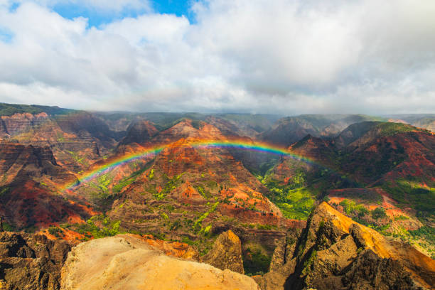 jasna tęcza i mgła poruszająca się nad majestatycznymi i kolorowymi górami i dolinami na hawajach - extreme terrain eroded snow landscape zdjęcia i obrazy z banku zdjęć