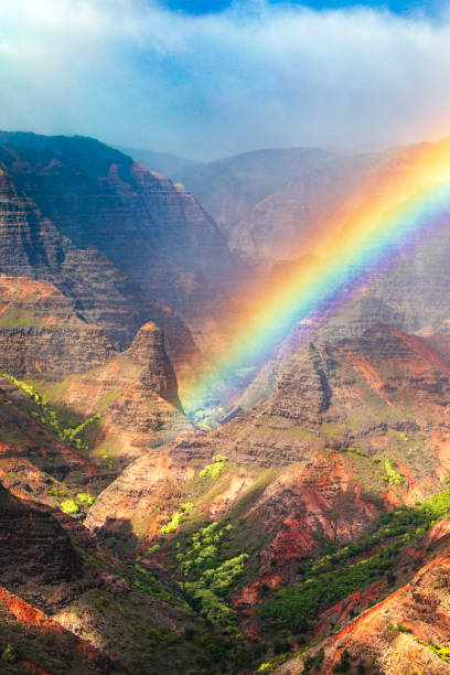 bright rainbow and mist moving over majestic and colorful mountains and valleys in hawaii - extreme terrain eroded snow landscape zdjęcia i obrazy z banku zdjęć