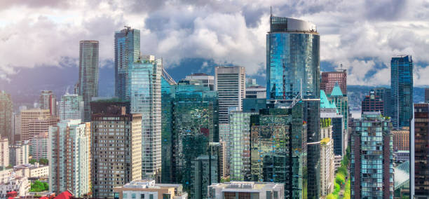 vue aérienne des bâtiments du centre-ville de vancouver, en colombie-britannique, au canada. - vancouver skyline canada panoramic photos et images de collection