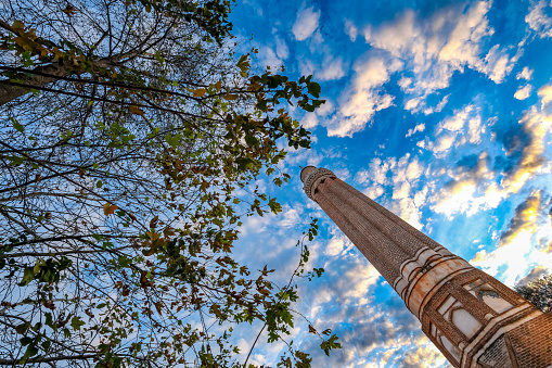 The height of the minaret, one of the first Islamic works in Antalya, is 38 meters. The minaret, whose main construction material is brick and Khorasan mortar, takes its name from its grooves.
