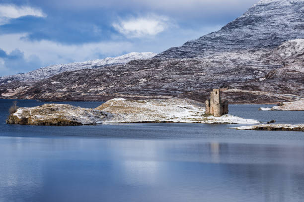 zamek ardvreck w zimowej scenerii - loch assynt obrazy zdjęcia i obrazy z banku zdjęć