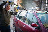 DIY, the man washes the car himself