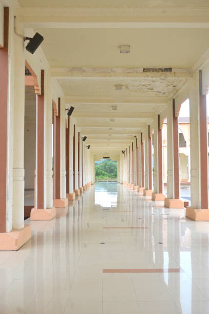 istock Mosque Baitul Izzah Tarakan, Indonesia 2025116430
