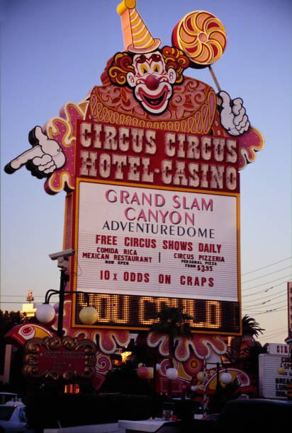 letrero de casino de circus circus hotel en las vegas, nevada, estados unidos a principios de la década de 1990 - vegas sign flash fotografías e imágenes de stock