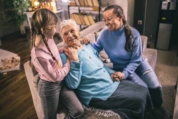 famille de trois générations, ils s’amusent à la maison - Photo