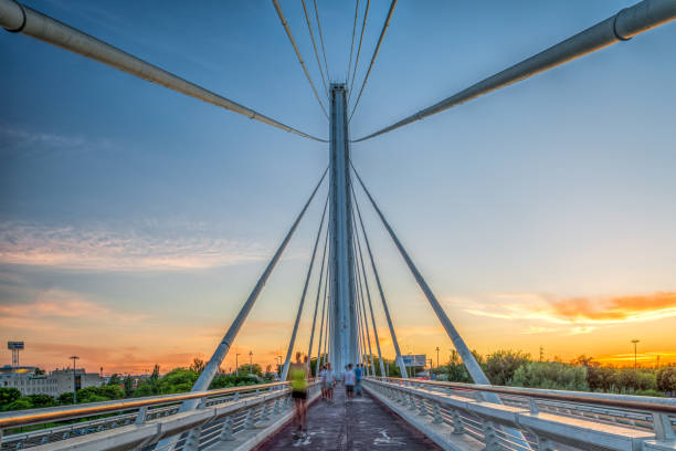 alamillo 다리의 보행자 도로, 세비야, 스페인. - santiago calatrava architecture seville bridge 뉴스 사진 이미지