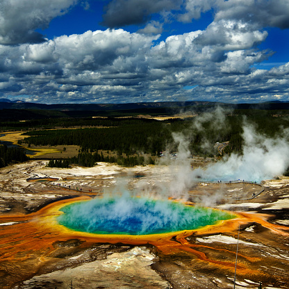 Majestic grand prismatic pool steam basis guyser yellowstone tourist sight seeing tour