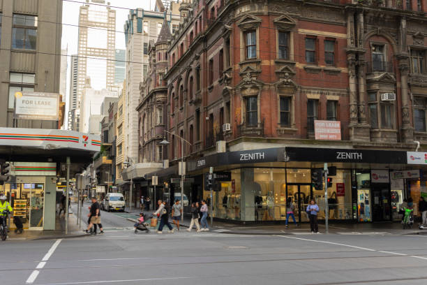 stare budynki z końca xix wieku ze sklepami detalicznymi w melbourne w australii. - famous place melbourne australia built structure zdjęcia i obrazy z banku zdjęć