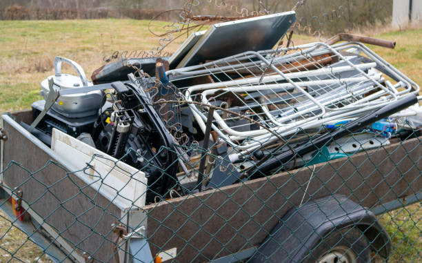 リサイクルセンター用スクラップ金属付きトレーラー - metal recycling center ストックフォトと画像