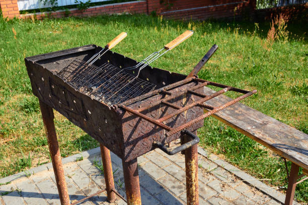 Photo a tall metal grill with skewers. Cooking
