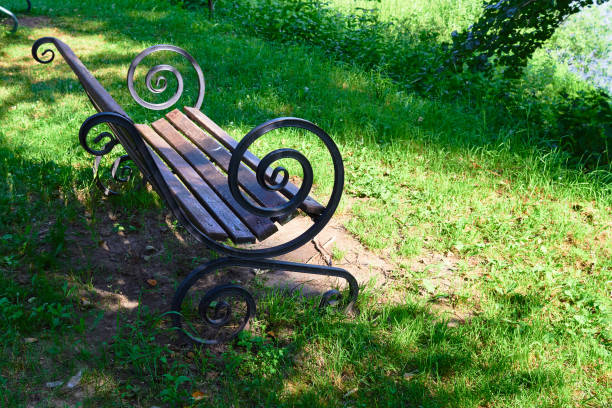 photo a wooden brown bench in the park. - antique furniture old old fashioned imagens e fotografias de stock