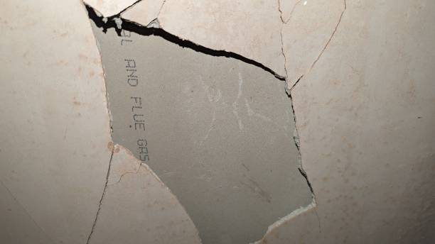 istock Wall needing plaster repair 2025947586