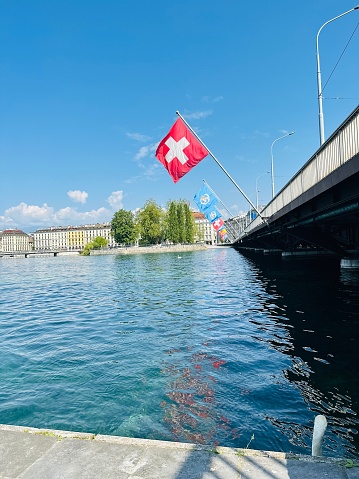 the bridge connect two part of Geneva city