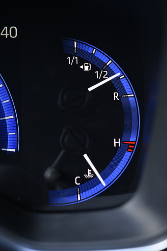 Arrow symbol on the fuel indicator is to indicate on which side the car's fuel filler cap is available or is on