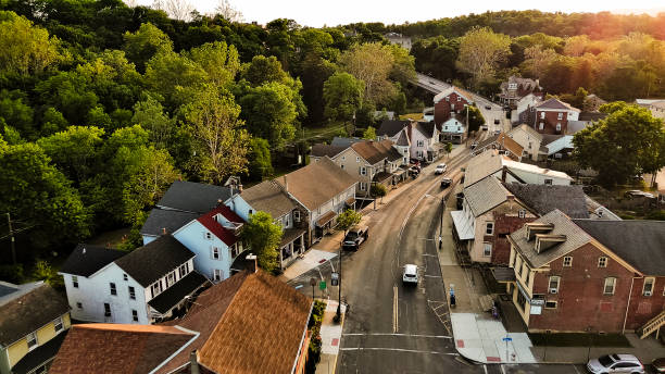 una strada sinuosa costeggia lo storico quartiere residenziale alberato di slatington, in pennsylvania - stati uniti centro foto e immagini stock