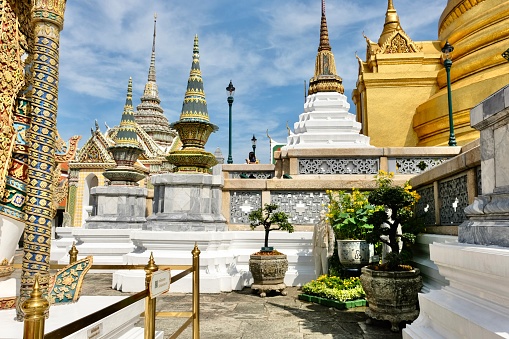 Vista lateral de un chedi, o estupa decorada, junto al Phra Si Rattana Chedi en Wat Phra Kaew, el Templo del Buda de Esmeralda photo