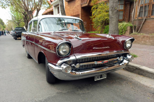 오래 된 빨간 적갈색 1957 시보레 벨 에어 세단 4 도어 거리에서 클래식 자동차 쇼 - car chevrolet road sedan 뉴스 사진 이미지