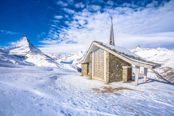 capela de riffelberg sob o pico da montanha matterhorn vista panorâmica da paisagem de inverno - 12017 - fotografias e filmes do acervo
