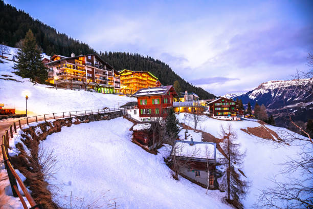 idilliaco villaggio alpino di murren vista serale - muerren foto e immagini stock