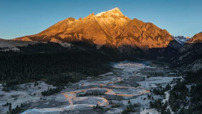 At sunrise, under the fiery Mount Ge Nie, there is a cold ancient temple