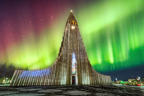 Aurora borealis above hallgrimskirkja church in central of reykjavik city, Iceland