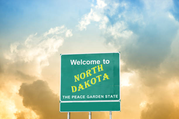 cartello stradale di benvenuto del north dakota - north dakota welcome sign road sign sign foto e immagini stock