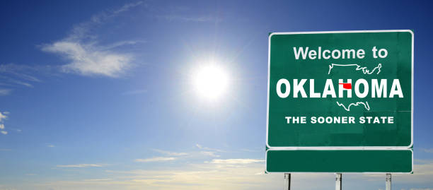oklahoma willkommens-straßenschild - oklahoma sign road sign sky stock-fotos und bilder