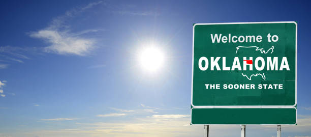 オクラホマ州の道路標識を歓迎します - oklahoma sign road sign sky ストックフォトと画像