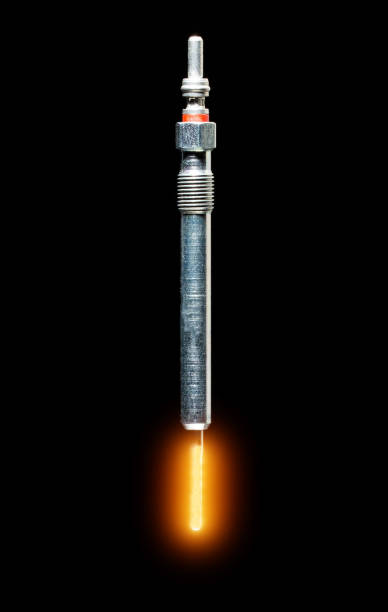 Modern glow plug with a ceramic rod for a diesel engine on a black background, isolate, close-up. Heating element of the combustion chamber of a car, starting the engine in cold temperatures in winter. Orange glow on the glow plug rod, hot, voltage bujía incandescente moderna con varilla de cerámica para un motor diesel sobre fondo negro, aislar, primer plano. o calefactor de la cámara de combustión de un automóvil, arranque del motor en temperaturas frías en invierno, industria. resplan