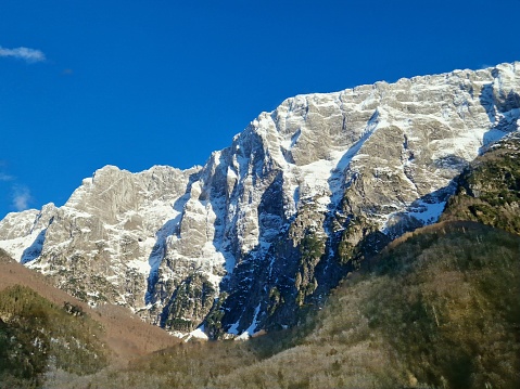 Schneebedeckte Berge im Triglav Gebirge