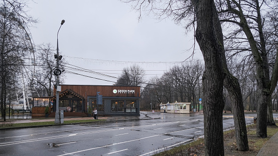 A cafe decorated with wooden boards next to the road in Sokolniki Park in Moscow in rainy weather photographed 11.12.2023