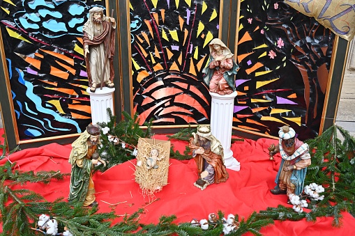 figure of the statue of the Sacred Heart of Jesus and statue of the Sacred Heart of Mary together on an altar inside the Igreja Matriz de Colares Nossa Senhora da Assunção