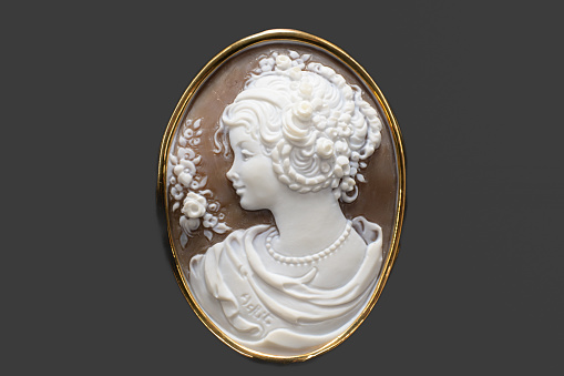 Cameo brooch engraved with a woman's profile