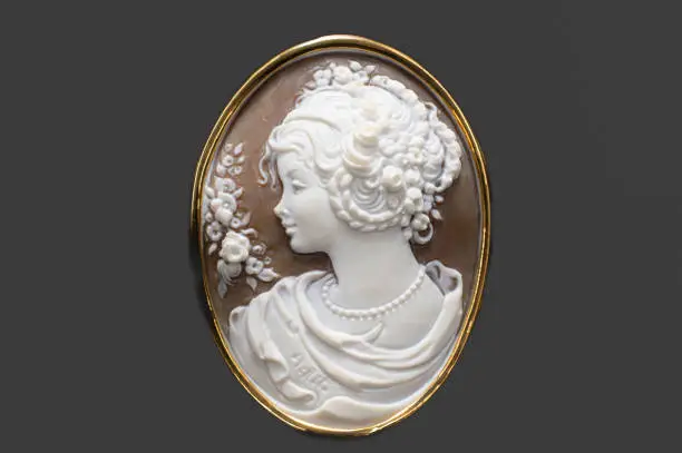 Cameo brooch engraved with a woman's profile