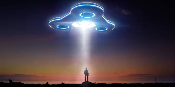 OVNI planant au-dessus de la silhouette d’une personne - Photo