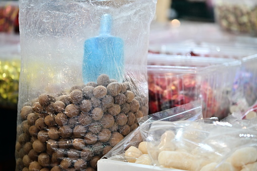 A bag of shell-on-dried longan, aka Fuyuan, retains full nutrition. Its shell and core are traditional Chinese medicinal ingredients, making it a beloved healthy snack among elders during festivals.