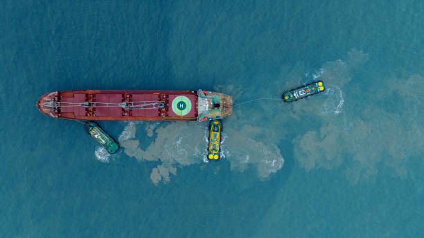 Tug boat pulling cargo container ship to dry dock concept maintenance service working in the sea. Insurance and Maintenance Cargo Ship concept. Freight Forwarding Service maintenance Insurance remolcador que tira de un buque portacontenedores de carga al servicio de mantenimiento del concepto de dique seco que trabaja en el mar. concepto de buque de carga de seguro y mantenimiento. seguro de mantenimiento del servicio de transporte de mercancía