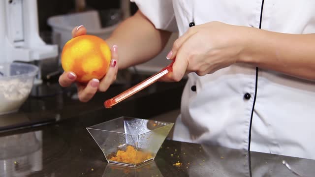 grate the peel of an orange: cook a typical Italian dessert