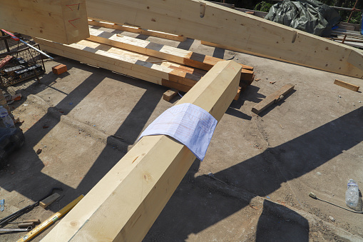 Construction of a new house on the basis of a wooden beam.