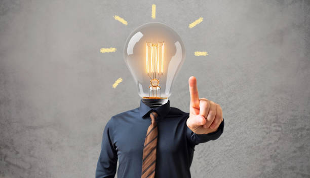 創造的なアイデアや問題解決のコンセプト。ビジネスマンの頭の代わりに電球。 - kafa ストックフォトと画像