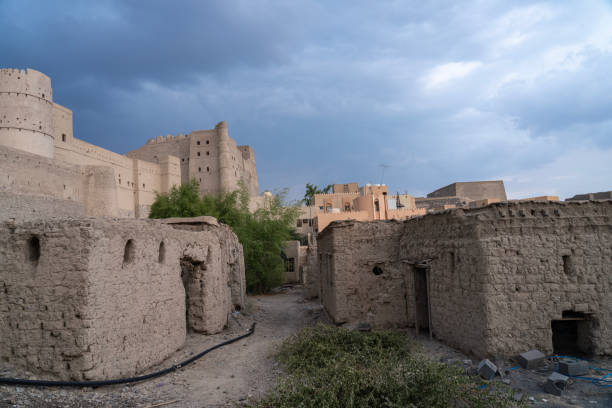 zrujnowana wioska wokół historycznego fortu bahla w omanie - bahla fort zdjęcia i obrazy z banku zdjęć