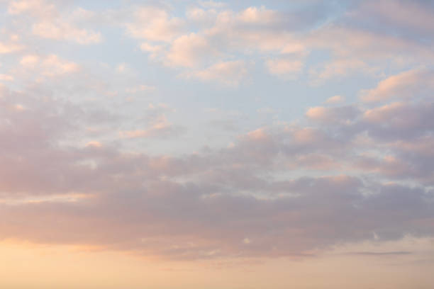 beautiful colorful cloudy sunset sky background - ciepła zdjęcia i obrazy z banku zdjęć