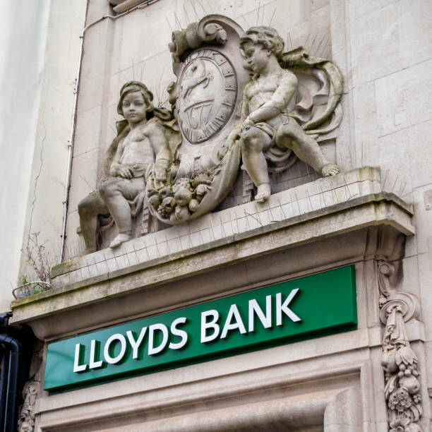 posąg na lloyds bank, colchester - cherubin zdjęcia i obrazy z banku zdjęć