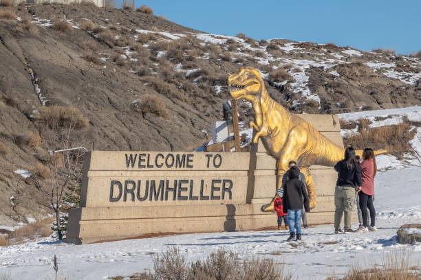 Individuals capturing selfies in front of the Welcome to Drumheller sign during the winter season. Drumheller, Alberta, Canada. Feb 19, 2024. Individuals capturing selfies in front of the Welcome to Drumheller sign during the winter season. horseshoe canyon stock pictures, royalty-free photos & images