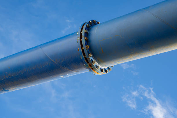 Pipeline mit schraubverbindung vor blauem Himmel mit einer kleinen wolke