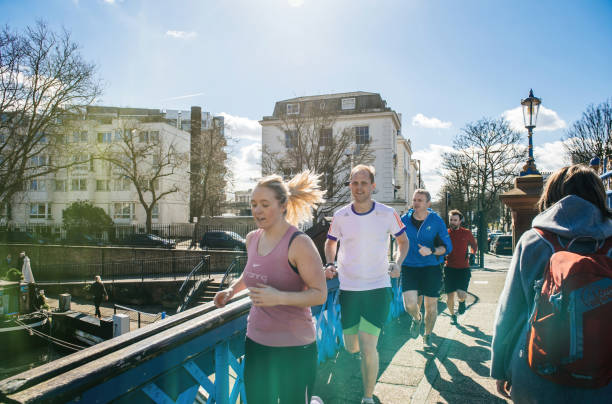 マラソンの準備をするロンドン中心部の若いランナーのグループ - marathon running london england competition ストックフォトと画像